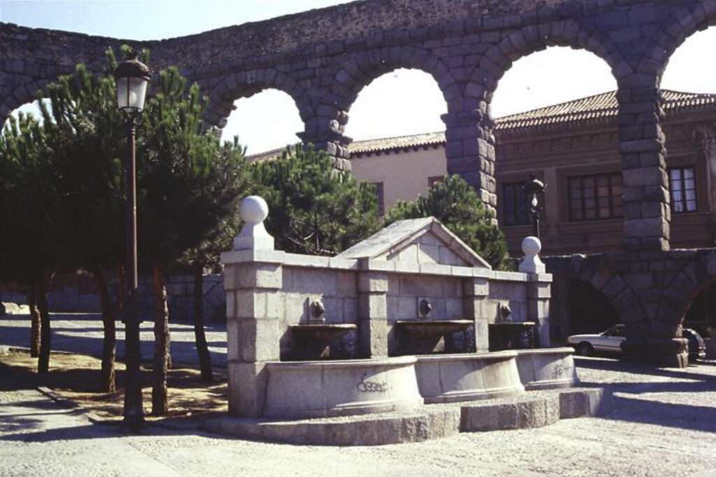 Fuente con los pinos de la primera plantación en la Plaza de Día Sanz. / JMS