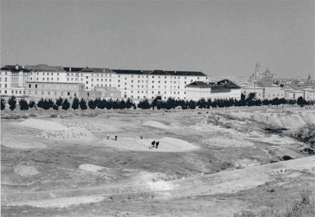 Segovia, años 50. La Pista, de reciete trazado, con los plátanos de sus márgenes. Archivo Municipal.