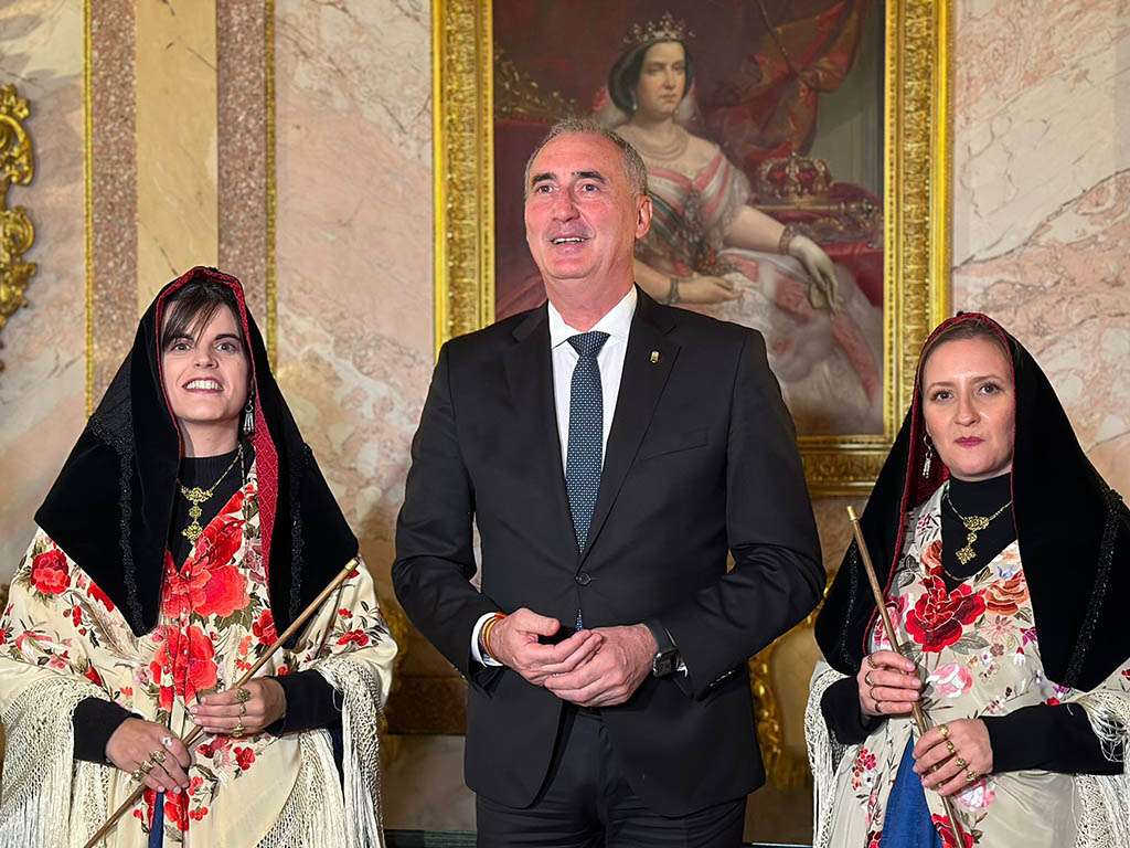 Las Alcaldesas de Zamarramala, Laura Gil y Patricia Merino, junto con el alcalde de Segovia, José Mazarías. / EL ADELANTADO