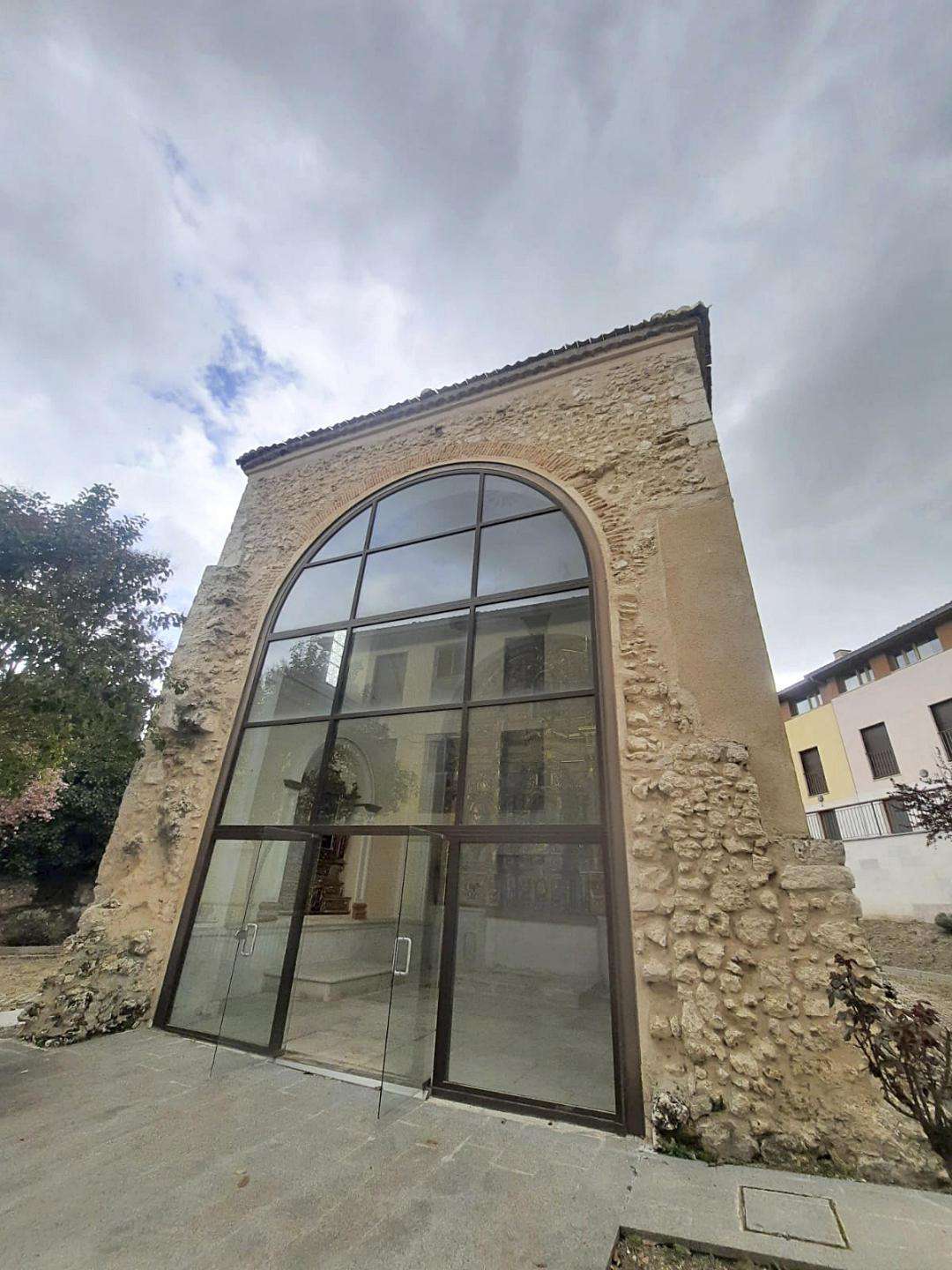 Edificio acristalado que alberga la capilla actualmente. Edificio acristalado que alberga la capilla actualmente.