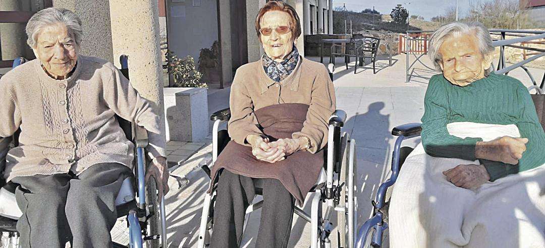 Regina Otero, Florencia Asenjo y Fe Pérez, de izquierda a derecha, mujeres centenarias de la Residencia Virgen del Bustar en Carbonero el Mayor.