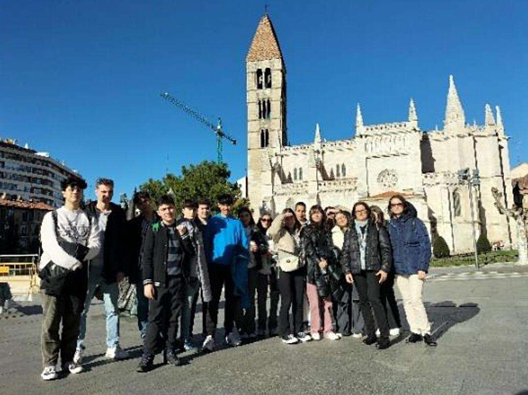 Los estudiantes rumanos de visita en el IES Duque de Alburquerque visitan Cuéllar.