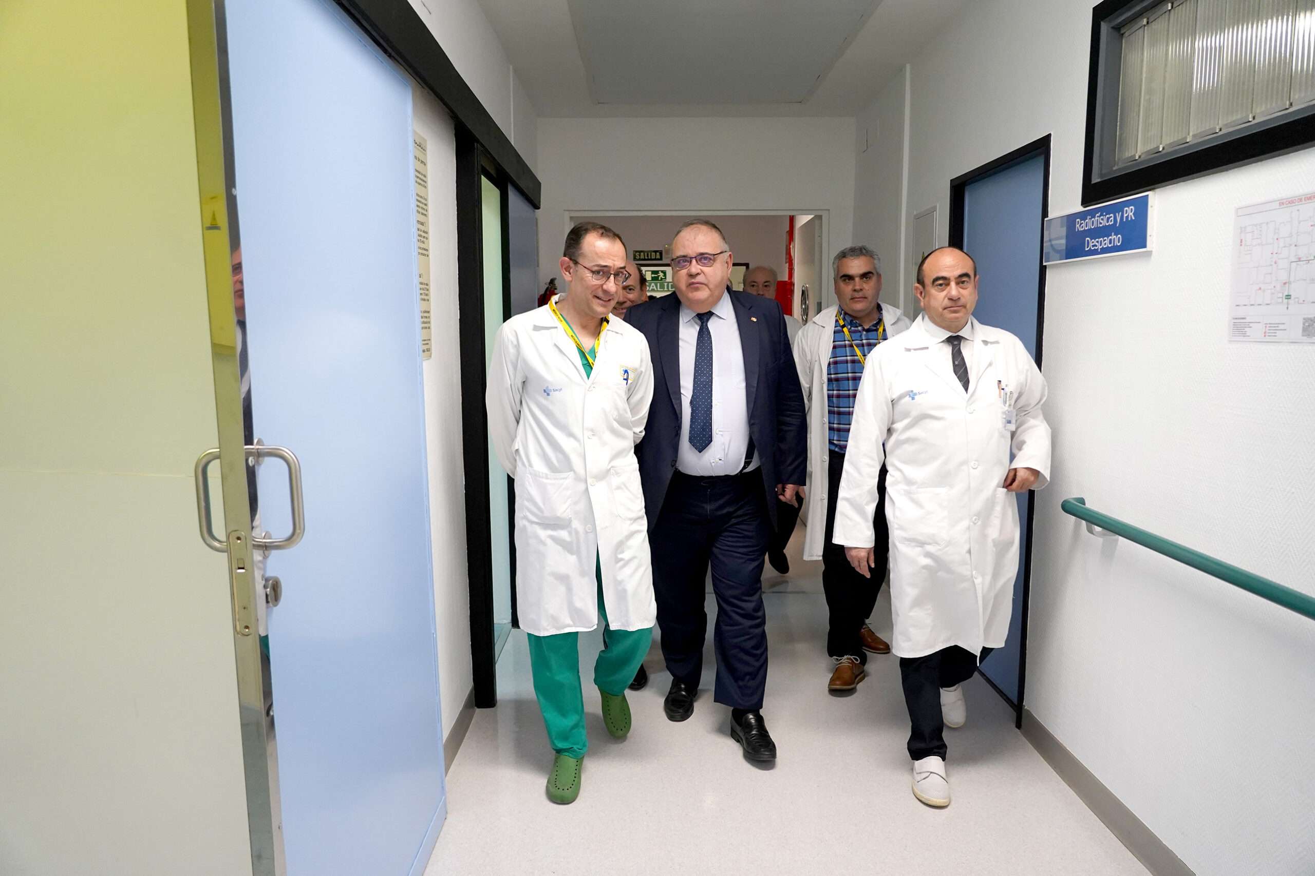 El consejero de Sanidad visita las obras y los nuevos equipos para el diagnóstico y tratamiento oncológico del Hospital Clínico de Valladolid