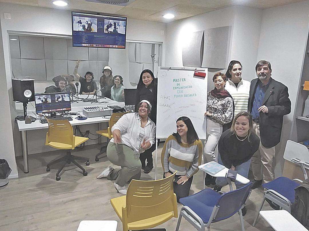 Estudiantes del máster con los profesores coordinadores del taller de radio. / Francisco Fernández-Cueto