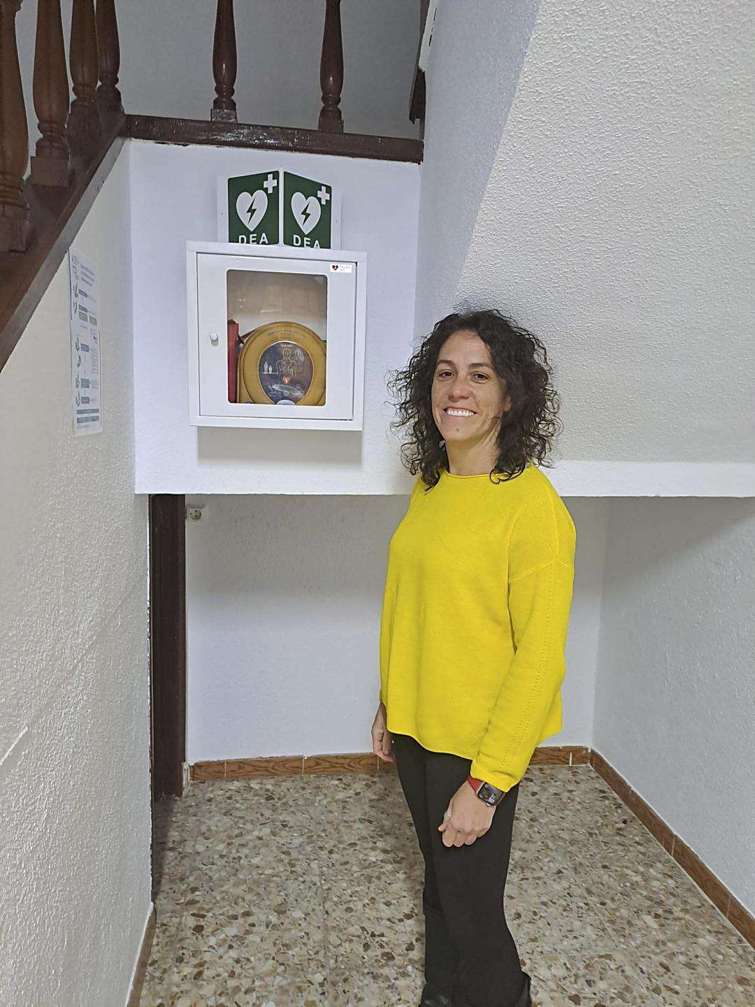 La alcaldesa junto al nuevo desfibrilador