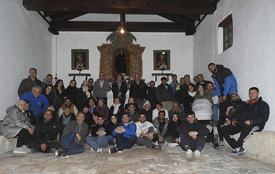 El municipio de Fuentepiñel celebra la fiesta de Santa Brígida 1 Vecinos frente a la imagen de la santa