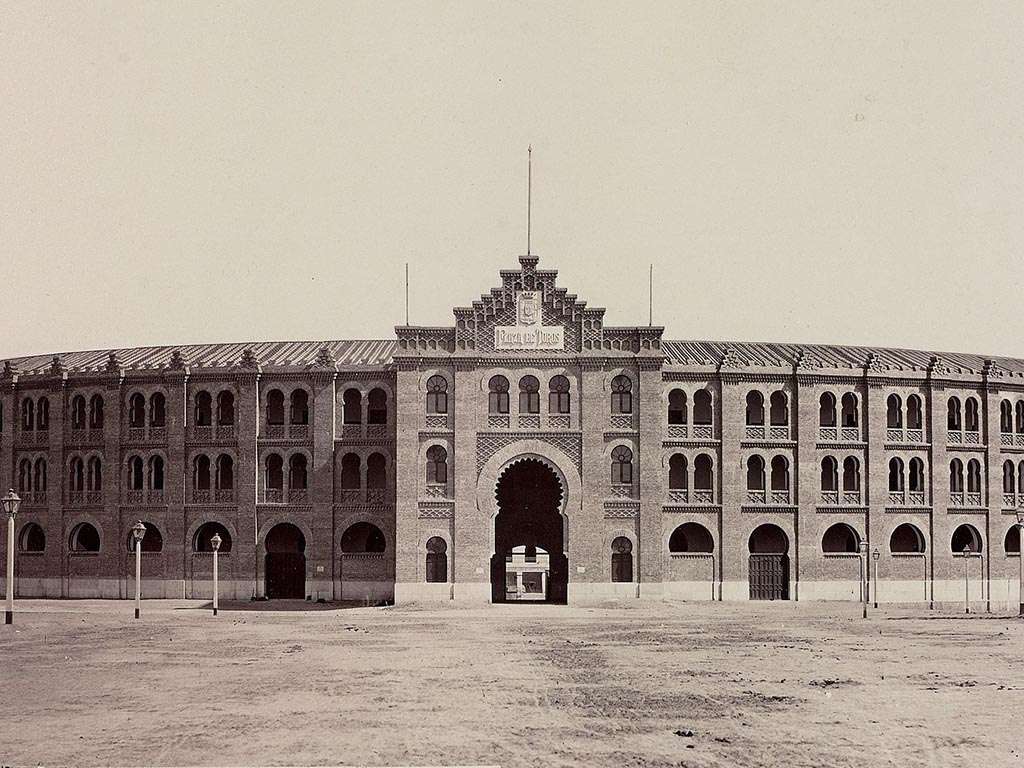 Fachada principal de la nueva plaza de toros, en junio de 1874 (por J. Laurent).