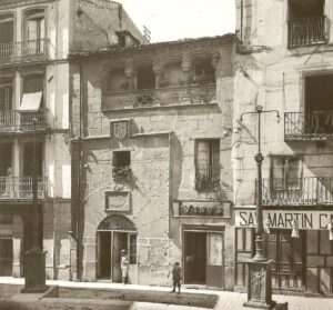 Farolas de Francisco Bellver electrificadas. Plazuela de Medina del Campo. Fotografia de August L. Mayer c.1910 Farolas de Francisco Bellver electrificadas. Plazuela de Medina del Campo. Fotografia de August L. Mayer c.1910
