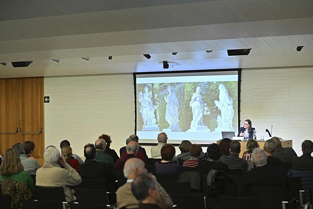 La conferencia atrajo a numerosos oyentes