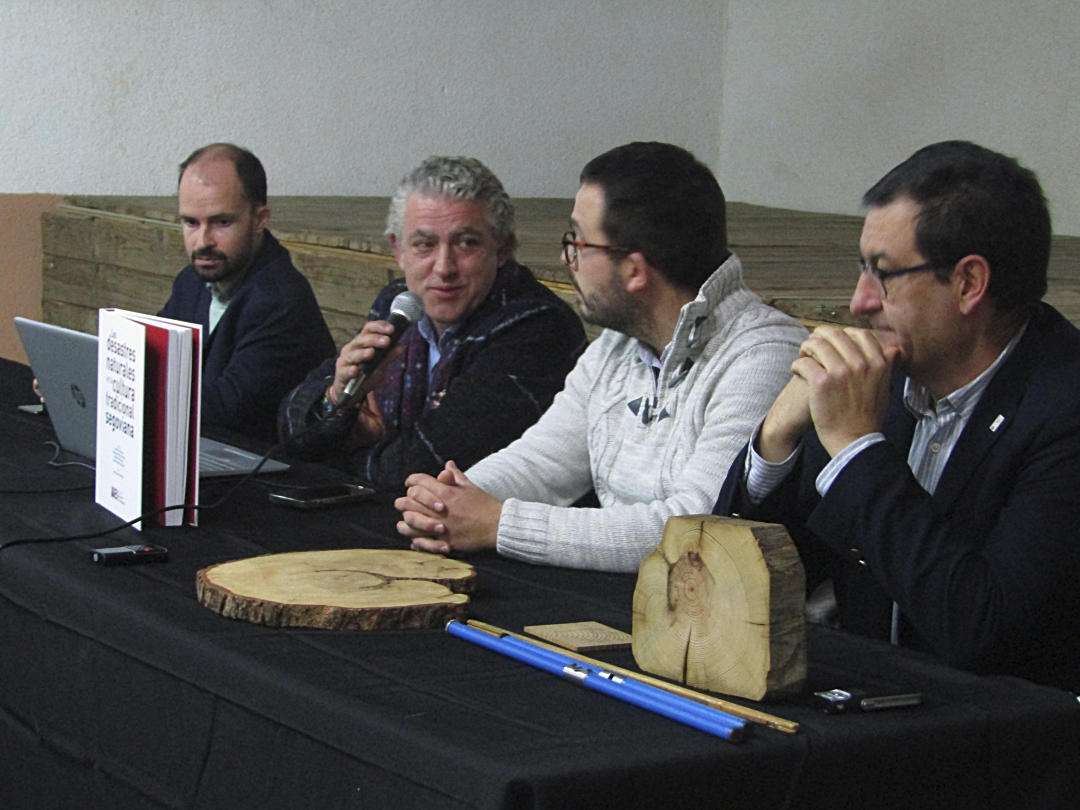 Los autores junto al alcalde y el diputado