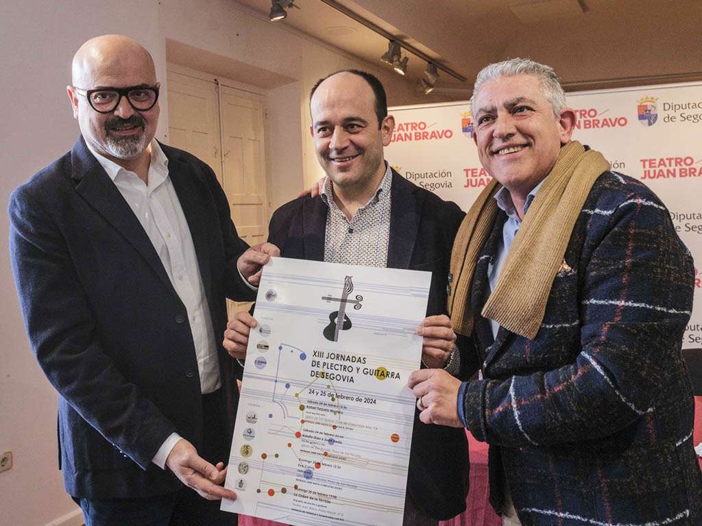 El concejal de Cultura del Ayuntamiento de Segovia, Juan Carlos Monroy, el director de la orquesta Cuerda para Rato, José Luis Martín Rozas, y el diputado de Cultura, José María Bravo. / KAMARERO