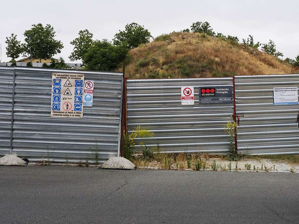 Parcela de las obras del instituto del barrio de San Lorenzo. / KAMARERO