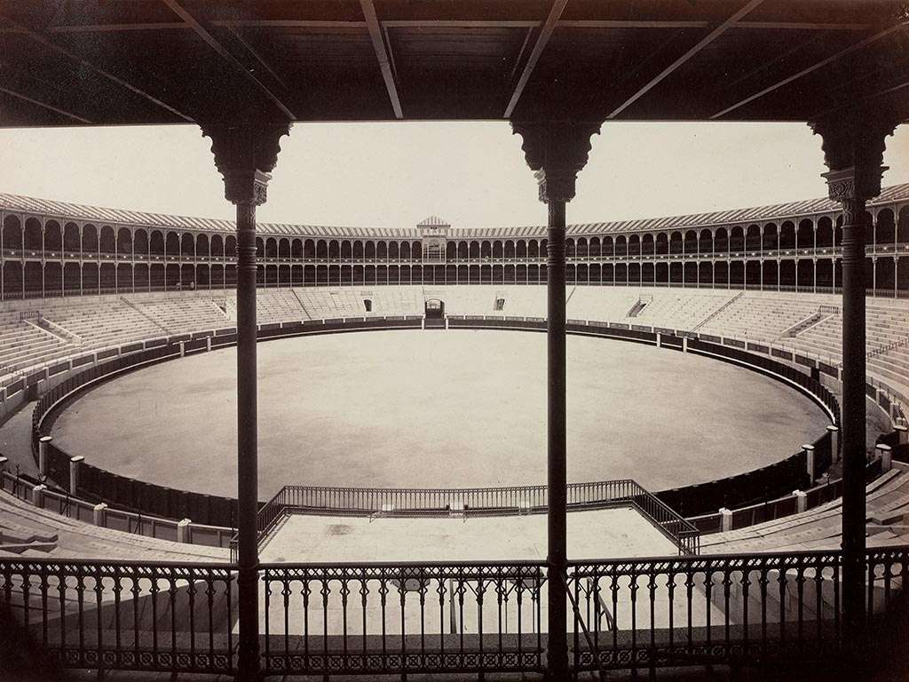 Madrid, vista general interior de la nueva plaza de toros, 1874. / Jean Laurent
