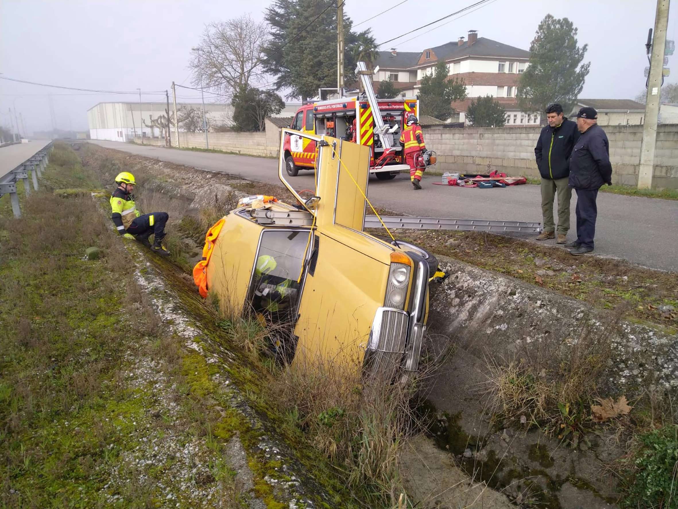 Los bomberos de Ponferrada rescatan a dos octogenarios cuyo vehículo cayó al Canal Bajo del Bierzo