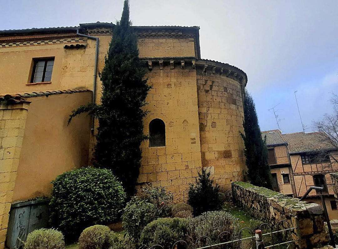 Cabecera de la iglesia de San Nicolás: vieja piedra dorada y hoja verde lozana. Teresa Tardío.