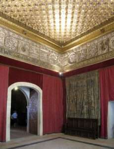 Sala de las Piñas, Alcázar de Segovia. A la derecha, retrato de Enrique III de Castilla (Museo del Prado). Sala de las Piñas, Alcázar de Segovia. A la derecha, retrato de Enrique III de Castilla (Museo del Prado).