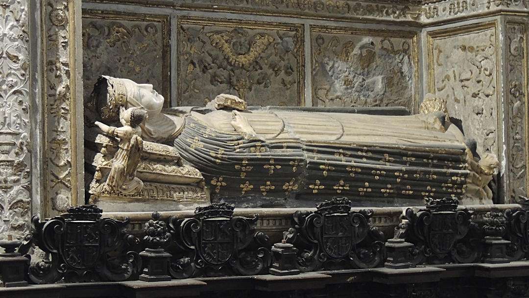Sepulcro de la reina Catalina de Lancáster en la capilla de los Reyes Nuevos de la catedral de Toledo (fotografía de Borjaanimal). A la derecha retrato de Catalina de Lancáster.