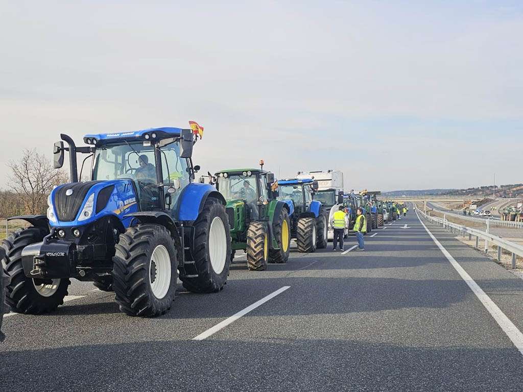 Tractorada, el martes en la A-1. / J. HORCAJO Tractorada, el martes en la A-1. / J. HORCAJO