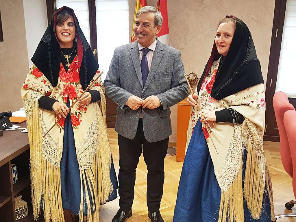 El delegado territorial, José Luis Sanz, recibe a las Alcaldesas de Zamarramala, Laura Gil y Patricia Merino. / EL ADELANTADO