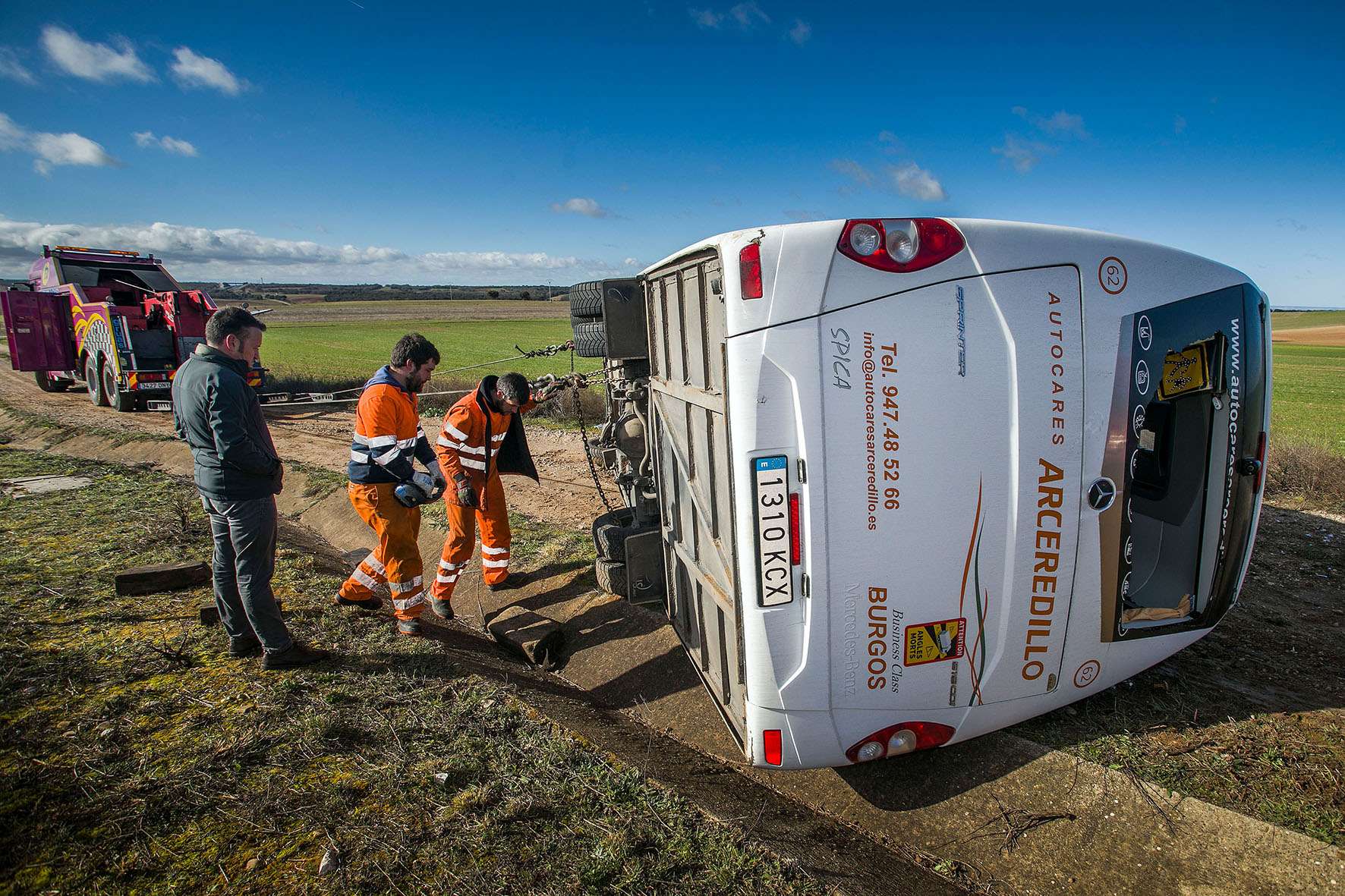 Vuelco de un microbús escolar en la A 1, a la altura de Madrigalejo del Monte