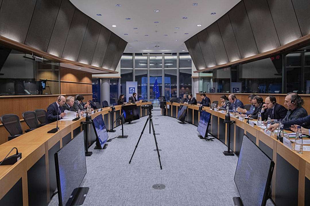 Momento de la reunión mantenida con el comisario