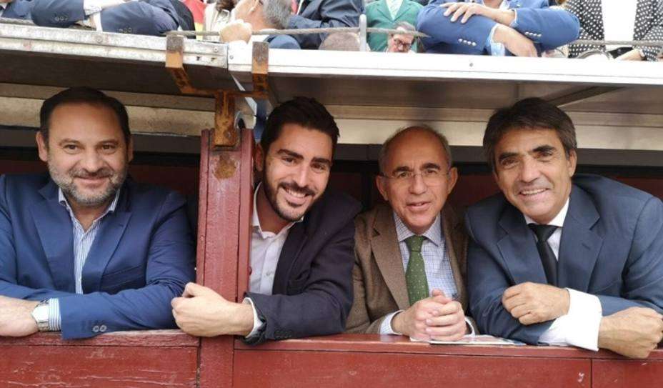José Luis Ábalos, en el callejón de Las Ventas junto al periodista Juanma Lamet y el ganadero Victorino Martín. / FTL