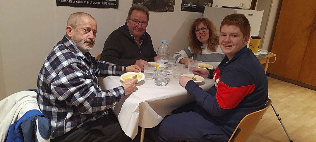 cena solidaria en el salon parroquial de cantimpalos para mejora sanitaria en mozambique