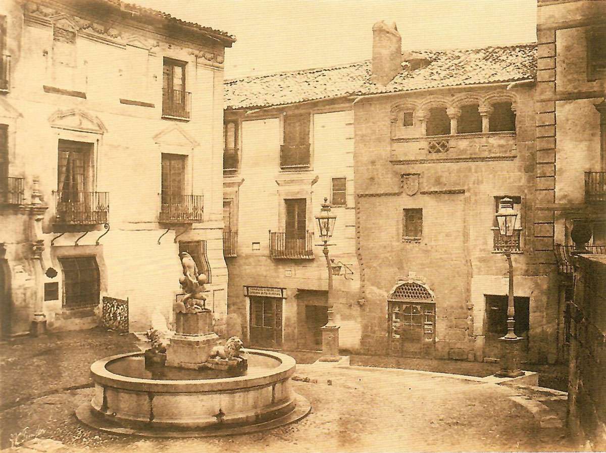 Los inicios de la iluminación eléctrica en Segovia 1 Farolas de Francisco Bellver sin electrificar. Plazuela de Medina del Campo. Calotipo de E.K. Tenison. 1852
