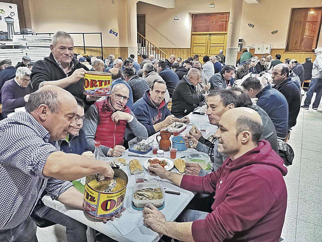 Reparto de escabeche entre los vecinos.