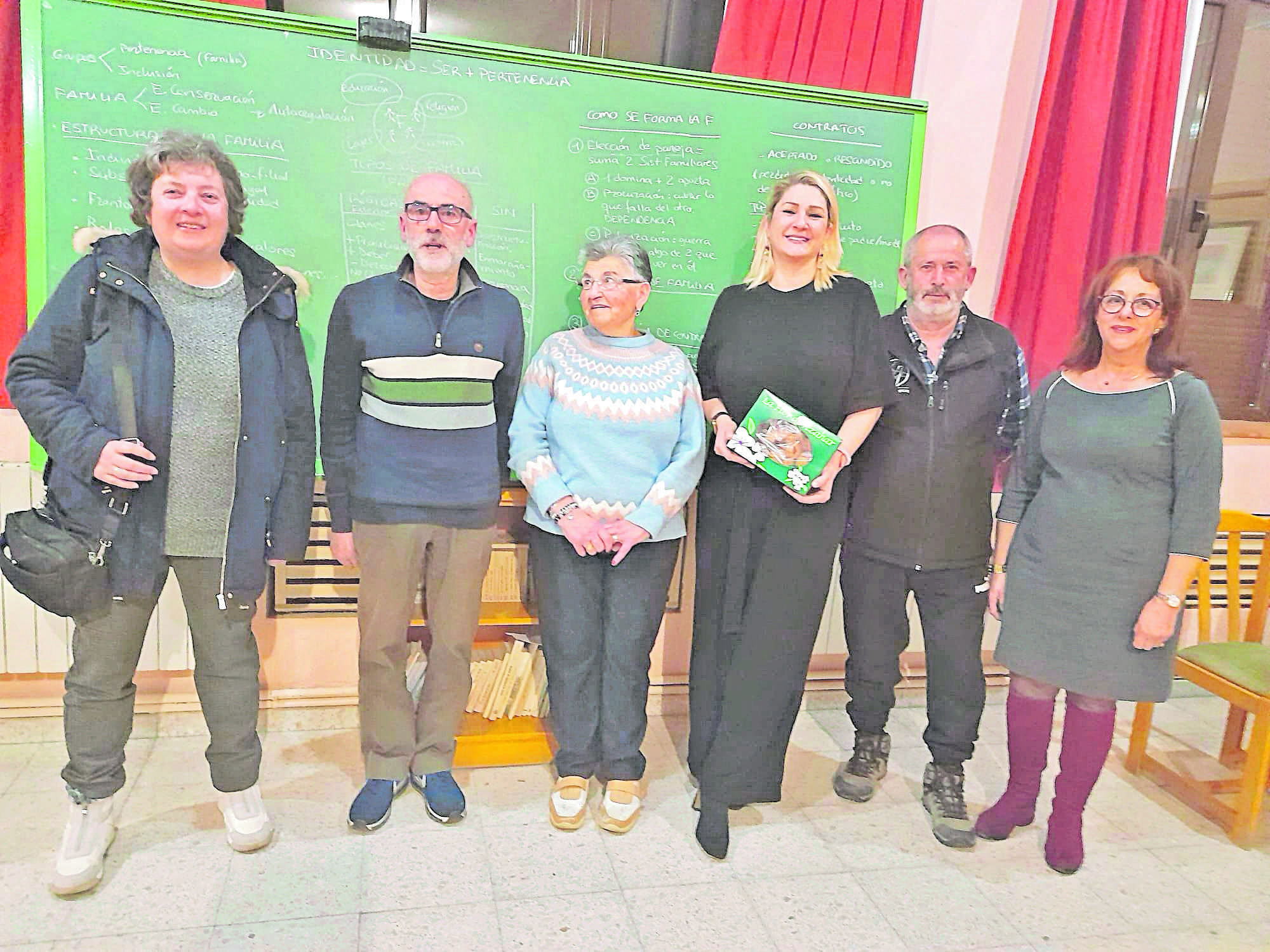 la terapeuta gestait emma benavente cañada con la junta directiva del centro de los jubilados