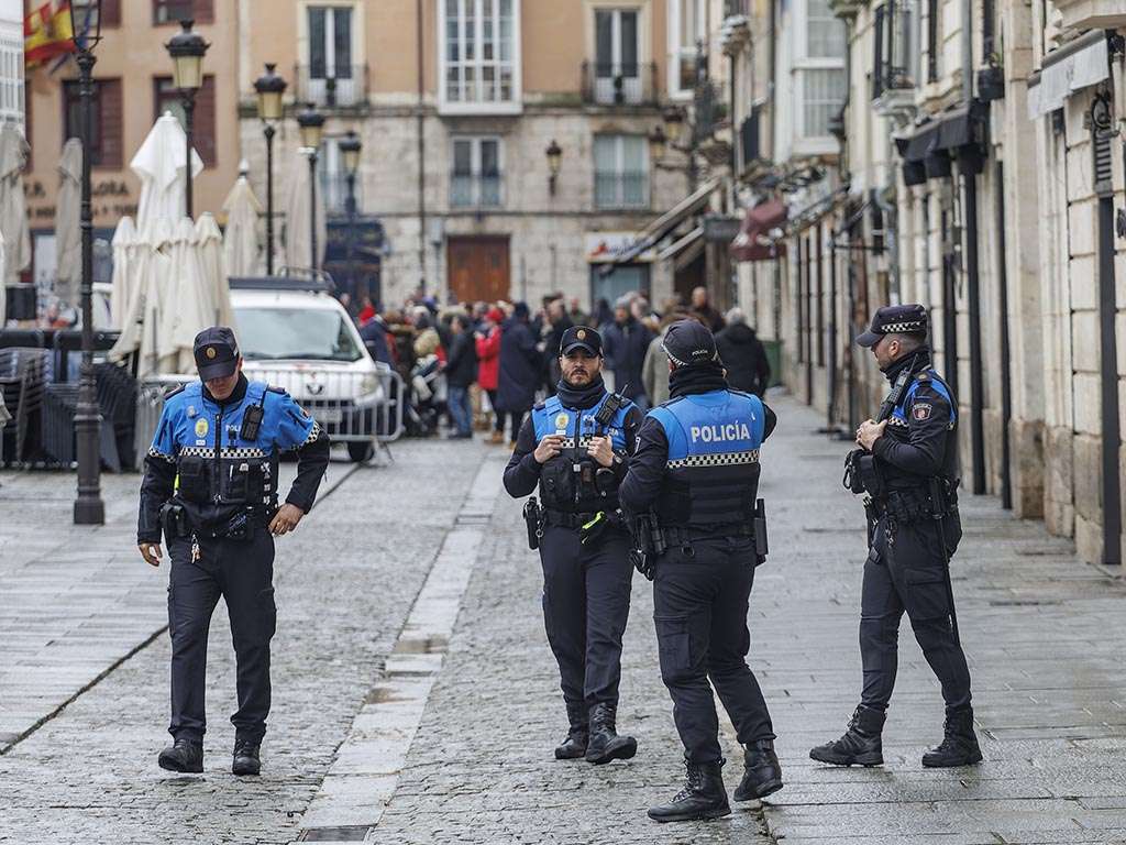 Agentes de Policía en la Plaza de la Flora de Burgos capital. EFE/Santi Otero