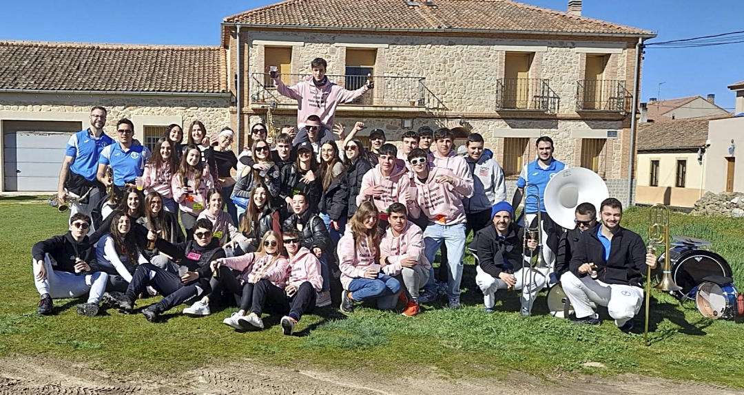 Los quintos de Cantimpalos festejan su mayoría de edad 1 todos lo quintos y acompañantes de cantimpalose durante la jornada festiva jornada festiva