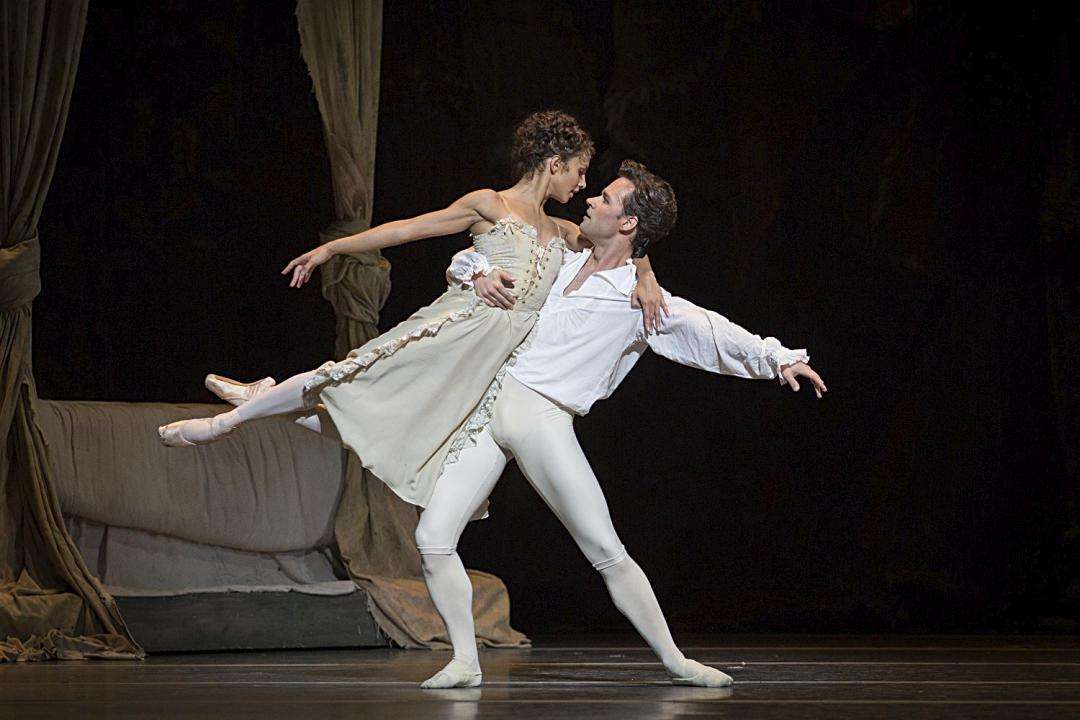 Francesca Hayward y Alexander Campbell en Manon.