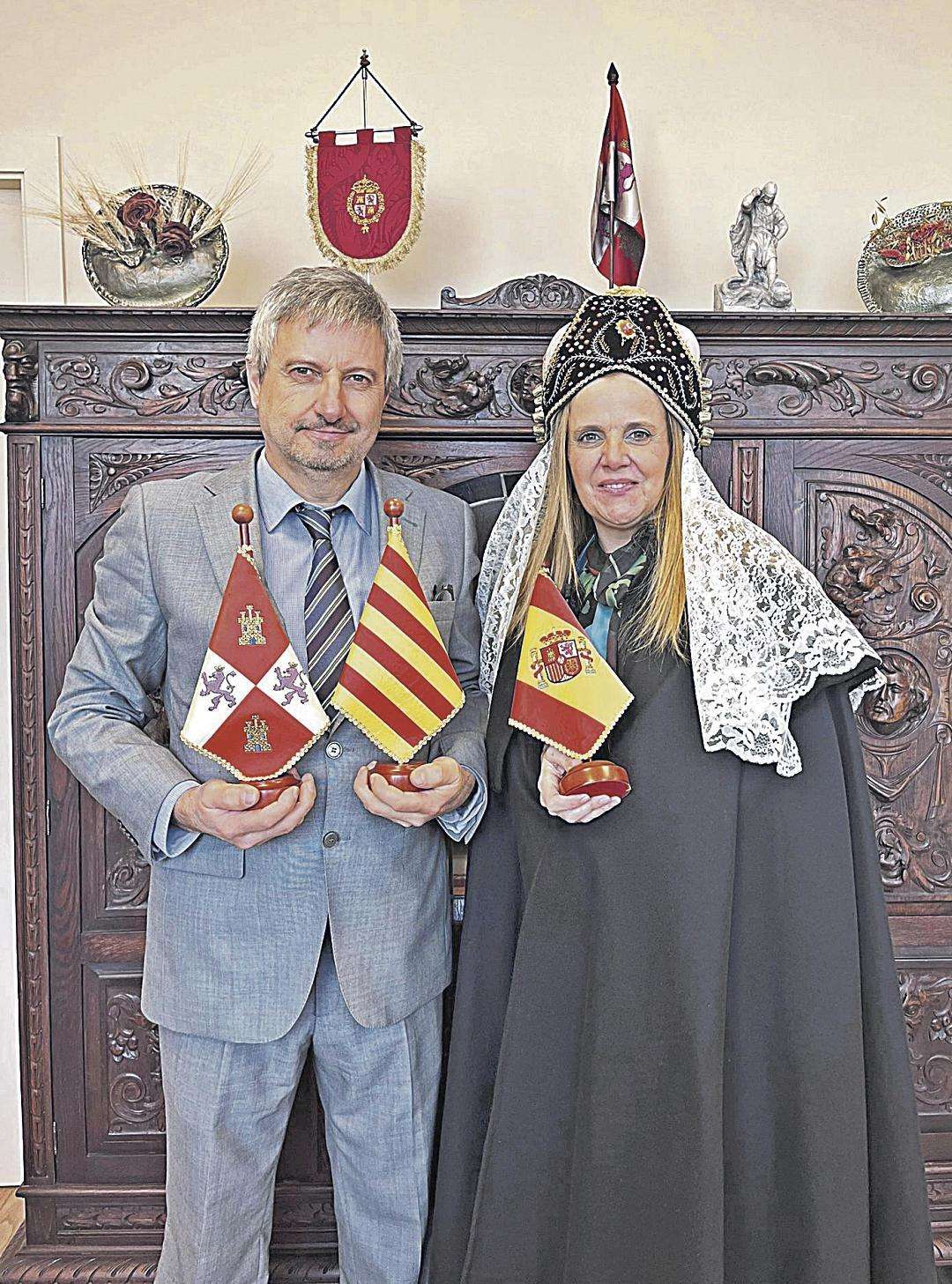 Juan Carlos Álvarez, izquierda, y Esther del Brío, derecha, pregonero y alcaldesa de Santa Águeda, respectivamente.