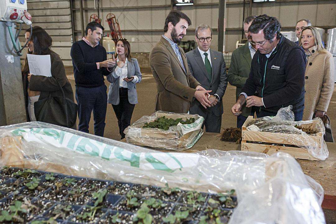 El director de operaciones de PLANASA, Enrique Centeno, muestra los productos de la compañía al vicepresidente de la Junta de Castilla y León, Juan García-Gallardo.