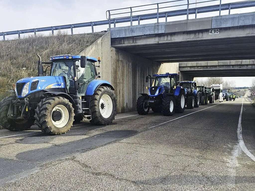 Tractorada en Segovia de los agricultores, cuya situación ha hecho que se aumente la inversión para el campo