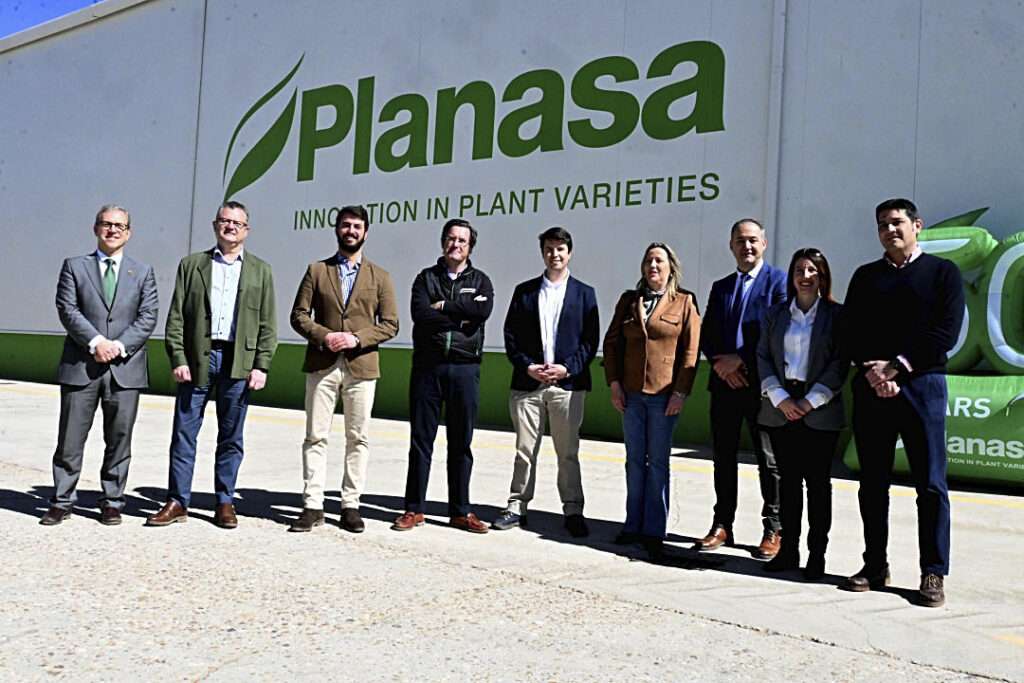 Foto de familia en el exterior de las instalaciones de PLANASA tras la visita. 