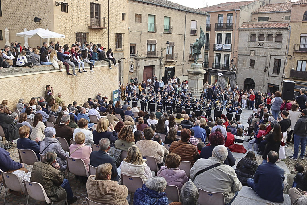 La Plaza de Medina del Campo se llenó para ver el concierto de música cofrade