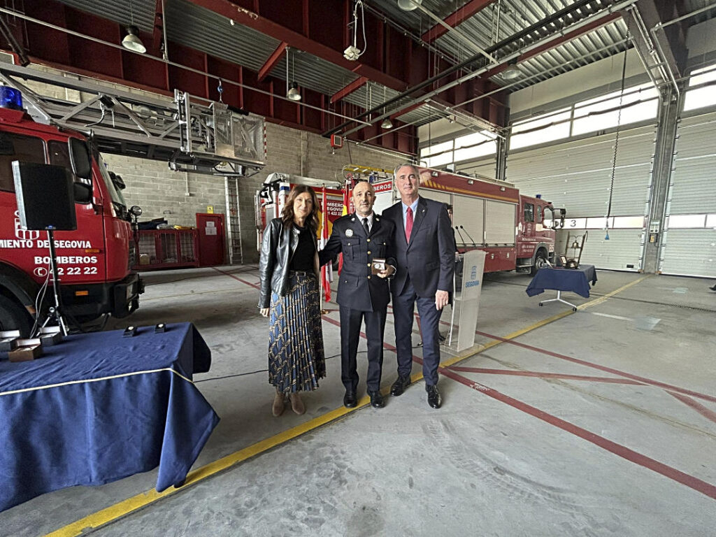 El jefe de bomberos, José Luis del Pozo, también distinguido.