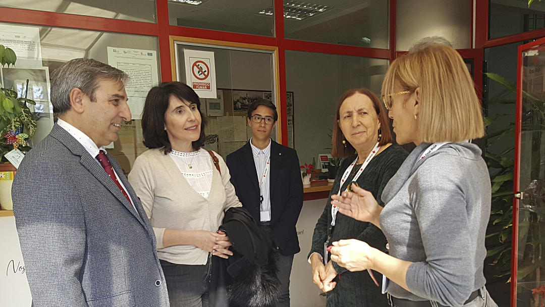 José Luis Sanz Merino conversa con algunos de los trabajadores de Cruz Roja Segovial