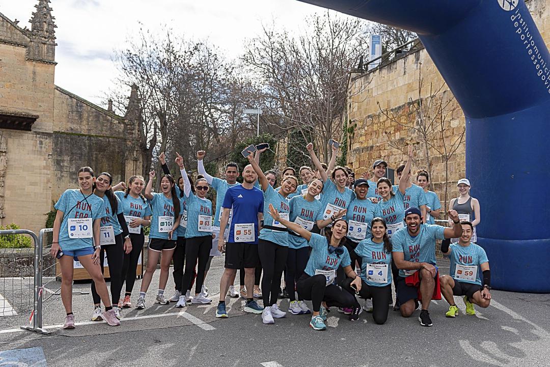Foto de familia antes del inicio de la carrera solidaria ‘Run for Her’