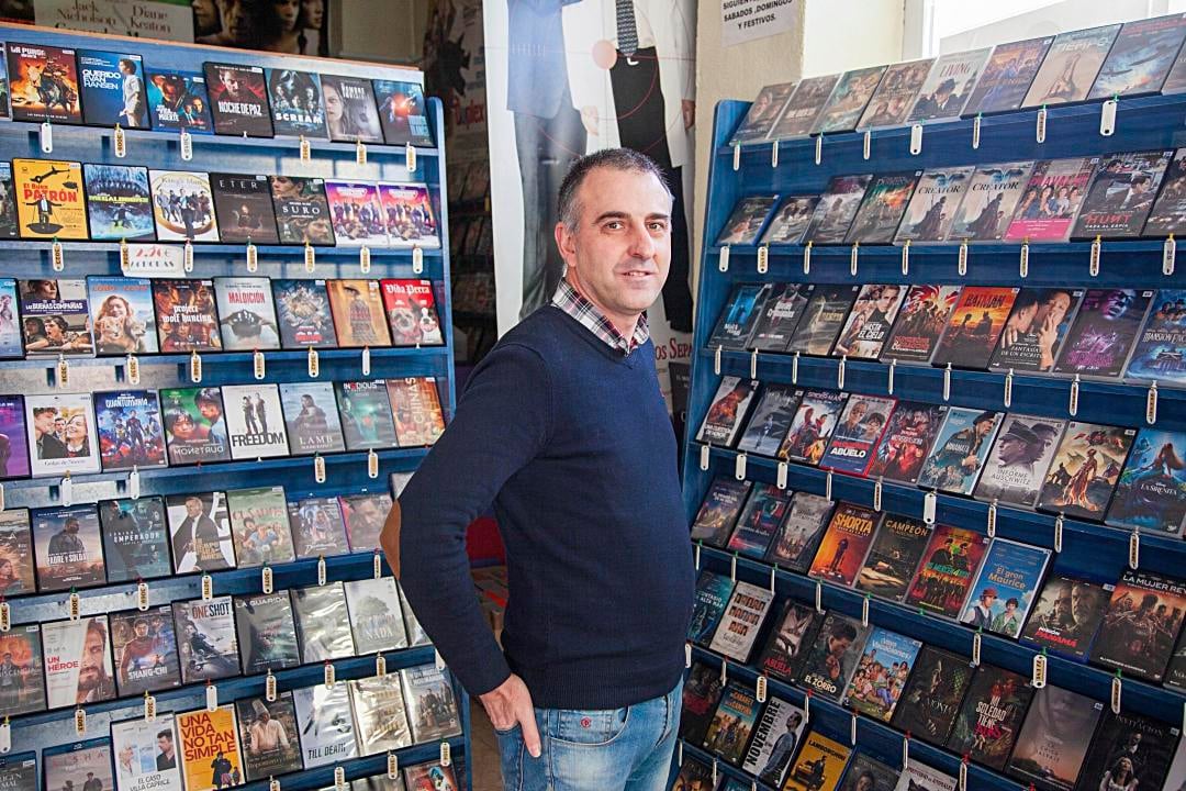 Celso Díaz, propietario del Videoclub Coliseum en el barrio de las Delicias de Valladolid. Miriam Chacón / ICAL.