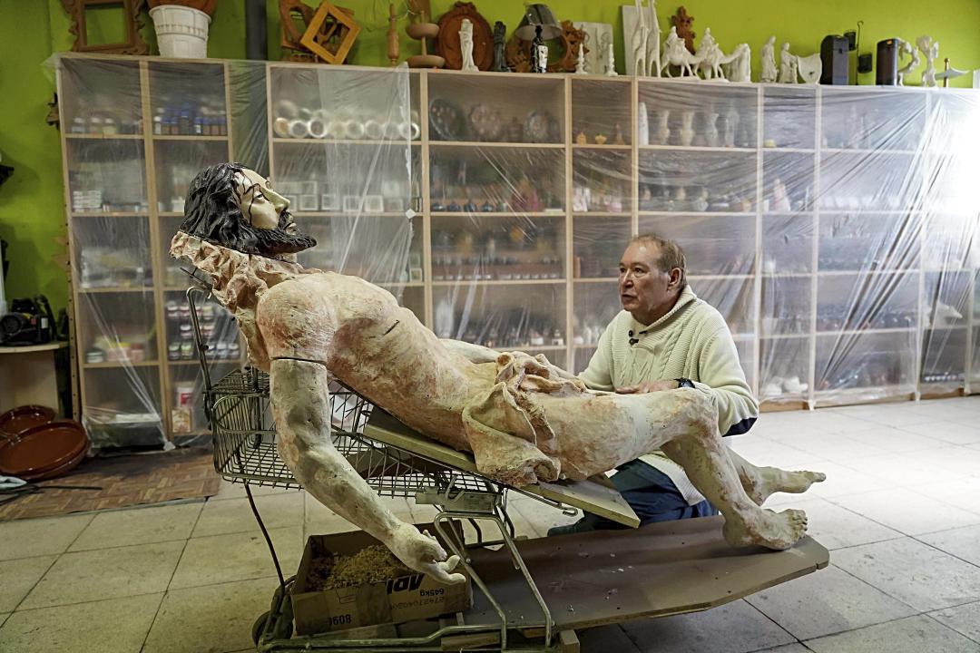 El imaginero Ángel Martín, en su taller de Medina de Rioseco (Valladolid). EDUARDO MARGARETO.