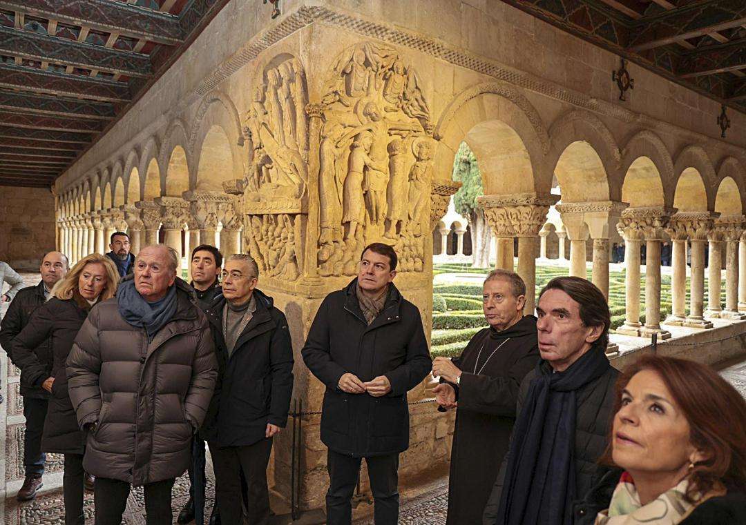 Alfonso Fernández Mañueco acompaña al expresidente del Gobierno José María Aznar en el Monasterio de Silos, con motivo de su visita por Castilla y León