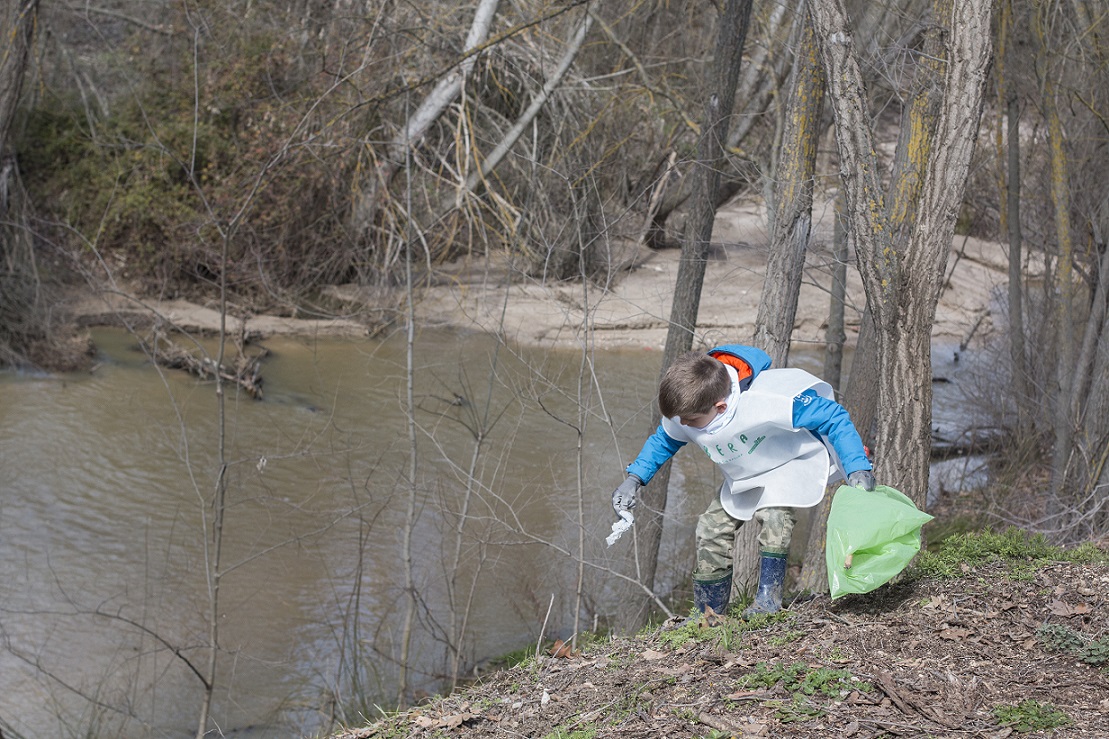 Voluntarios de todas las edades pueden participar en la limpieza del medio ambiente