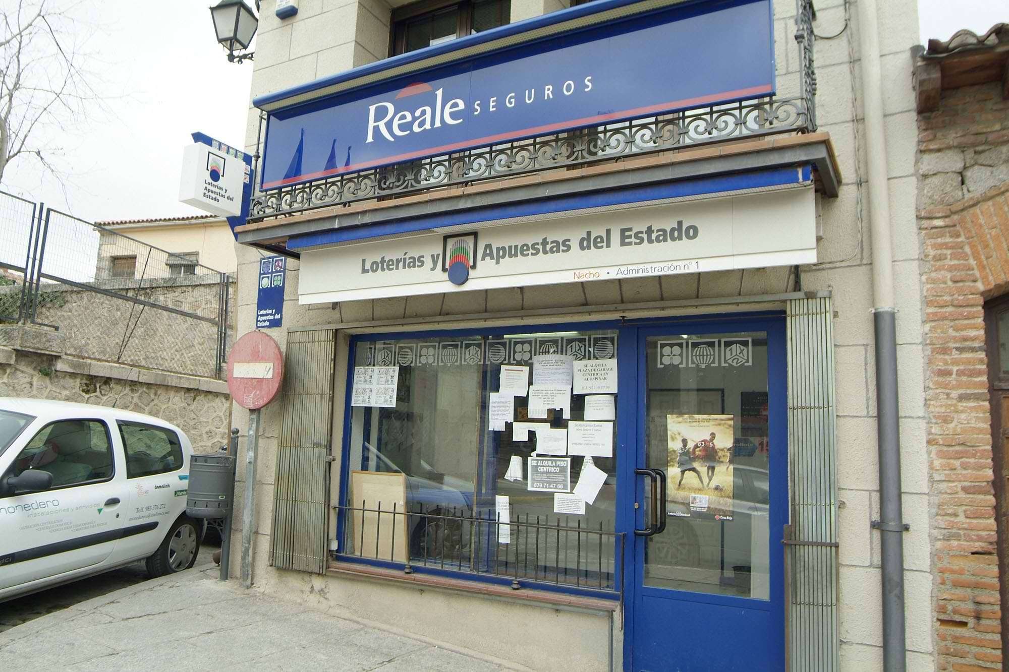 El sorteo de la BonoLoto deja un premio más de 68.000 euros en El Espinar 1 20080328 El Espinar administracion loteria PMERINO (2)