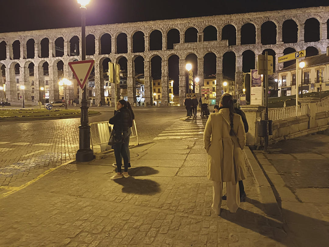 A la espera de un taxi en la plaza de Artillería de Segovia. Sergio Plaza Cerezo. A la espera de un taxi en la plaza de Artillería de Segovia. Sergio Plaza Cerezo.