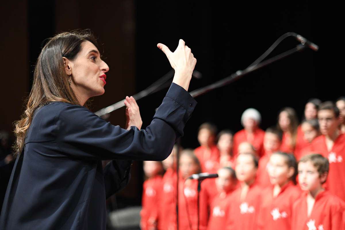 Ana Fernández-Vega dirigiendo una de sus agrupaciones.