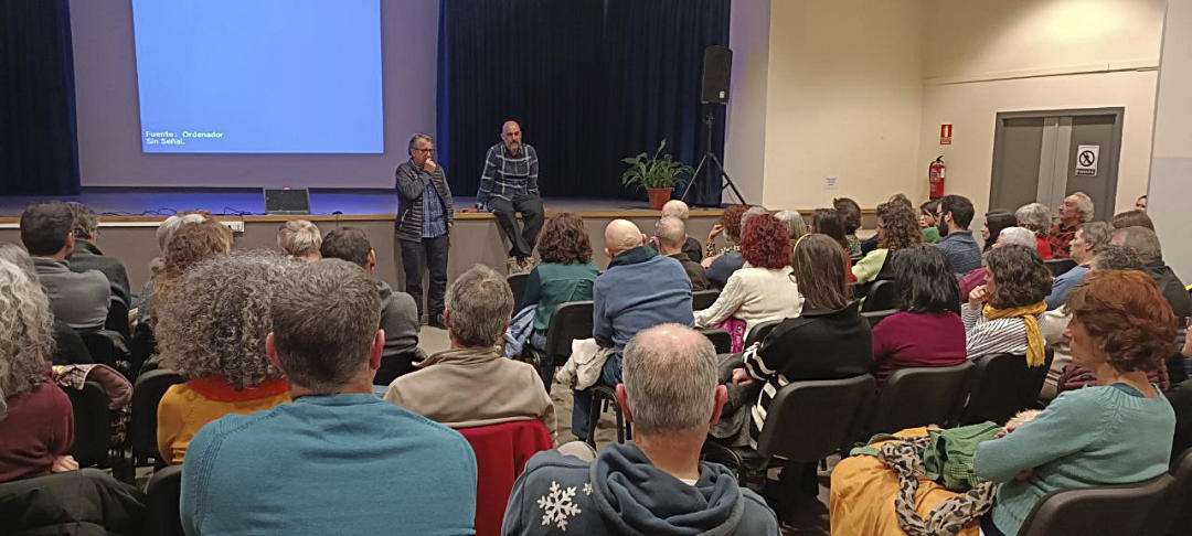 Momento del coloquio de Iñaki Peña y Leandro Maroto con el público tras la proyección.