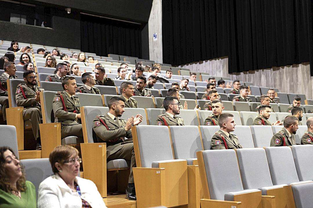 Alumnos de la Academia de Artillería y de la Universidad de Valladolid duratne el XI Encuentro de Valores Democráticos y Fuerzas Armadas. / Alberto Morala Sanz